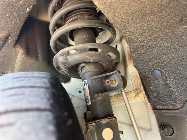 お車を安心してお乗りいただく為には、足回りの定期点検が欠かせません。サービスサポート（有償保証）では無料点検もご提供しており、安心のカーライフをお過ごしいただけるサポート体制が整っています。