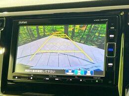 【バックカメラ】駐車時に後方がリアルタイム映像で確認できます。大型商業施設や立体駐車場での駐車時や、夜間のバック時に大活躍！運転スキルに関わらず、今や必須となった装備のひとつです！