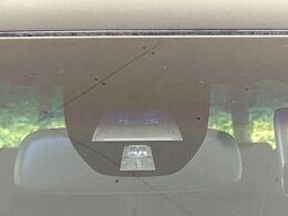 【シティブレーキアクティブシステム】低速走行中に前方の車両等を認識し、衝突しそうな時は警報とブレーキで衝突回避と被害軽減をアシスト。より安全にドライブをお楽しみいただけます。