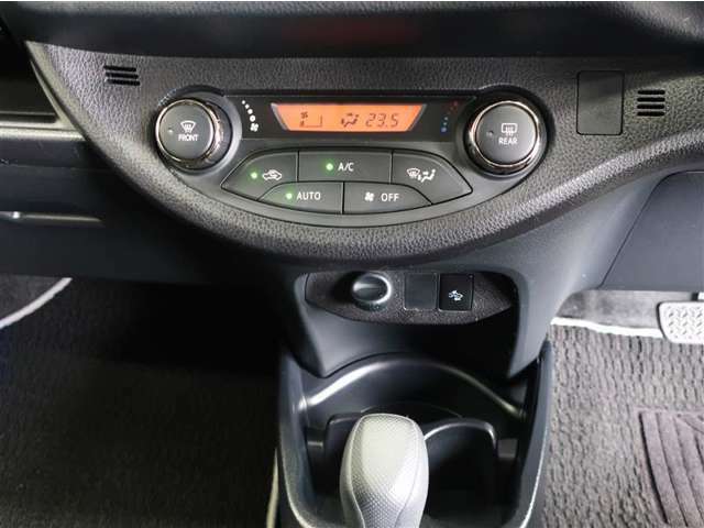 オートエアコンなのでスイッチひとつで車内を設定温度に調節してくれます☆