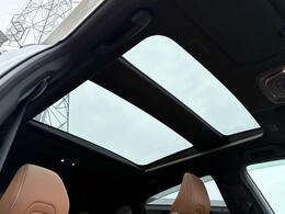 メーカーオプションのパノラマルーフ装備☆高級車やSUV車など幅広く好まれるメーカーオプション装備の一つ☆車内に自然光の明るさを取り入れることができ、とても暖かく春先などには重宝します☆
