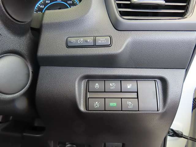自動（被害軽減）ブレーキ、横滑り防止装置、車線逸脱警報装置など安全装置に関する操作ボタンが付いています。