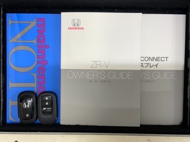 スマートキーは鍵をバッグに入れたままでもドアロックの開閉やエンジンのON・OFFができます。夜間や雨の日も鍵を探さなくて良いので便利です。