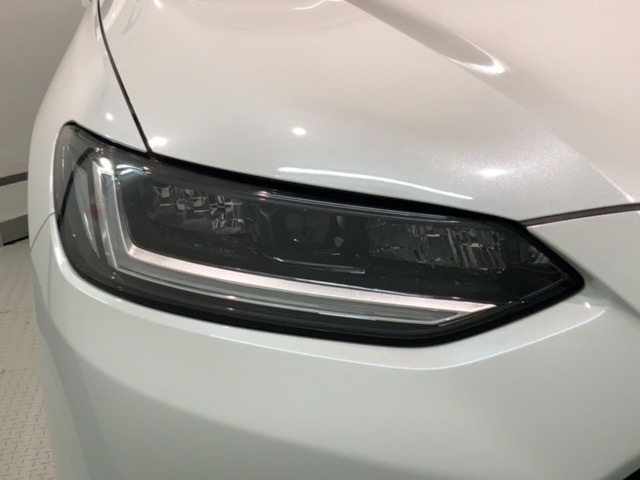 LEDヘッドライトは、点灯の瞬間から最大光量を発揮し、突然暗くなるトンネルなどでの安定感を高めます。