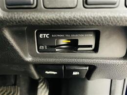 【ETC】有料道路を利用する際に料金所で停止することなく通過できる、ETC車載器（ノンストップ自動料金収受システム機器）が装備されています。セットアップを行うことで利用可能になります。