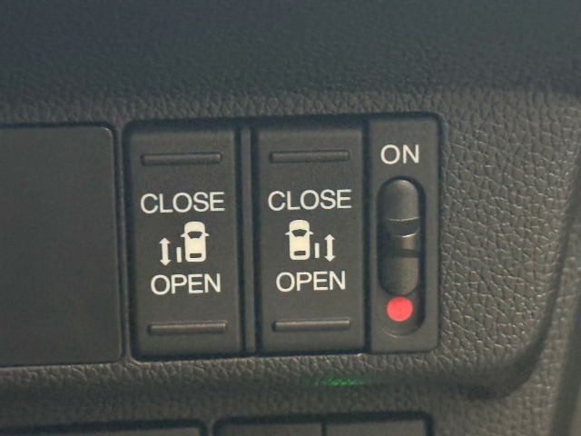 両側電動スライドドアを装備しております♪