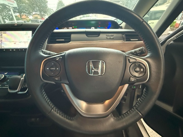 ハンドル周りのお写真です。ハンドルの左側にはナビ操作スイッチ、右側にはクルーズコントロールが装備されております♪