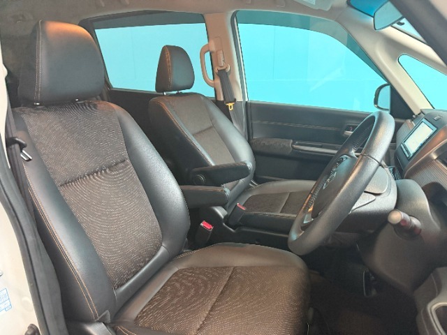 フロントシートのお写真です。　広い足元と、ゆったり座れるシートは長時間の運転でも疲れにくくなっております♪