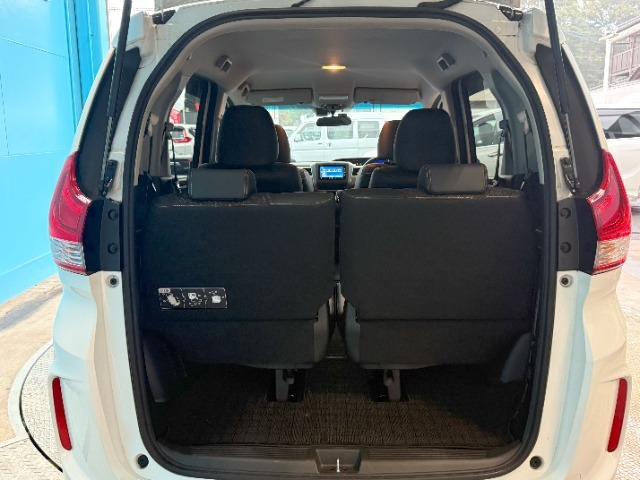 リアラゲッジルームのお写真です。開口部が大きく荷物の出し入れが楽に行えますね♪