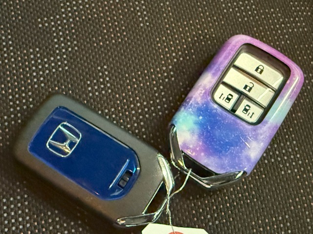 スマートキーのお写真です。鍵をお持ち頂くだけでドアの施錠開錠が可能です♪