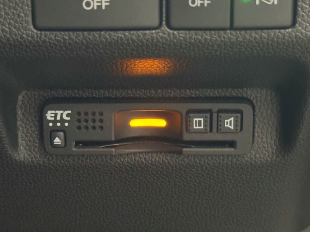 ETC車載器のお写真です。高速道路など、有料道路を通過する際には大変便利な装備ですね♪