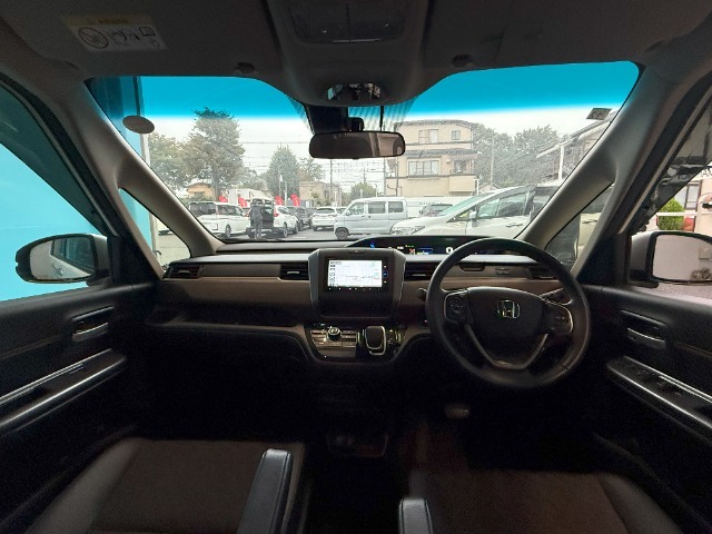 インパネ周りのお写真です。　視界が広く運転もしやすくなっております♪