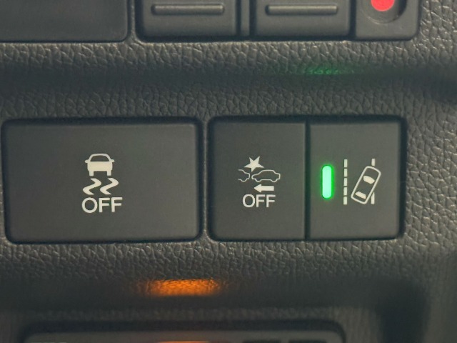 衝突軽減ブレーキや車線逸脱抑制装置も装備しております♪