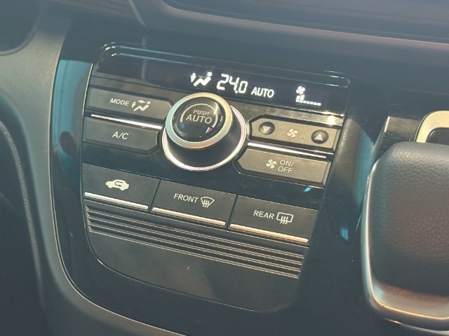 フルオートエアコンのお写真です。ボタン一つで年中快適な温度でお過ごし頂けます♪