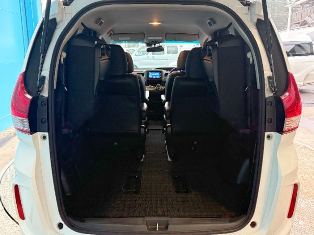 リアラゲッジルームアレンジ後のお写真です。シートを畳むとここまでの広さが御座います。沢山の荷物を積むことが出来ますね♪