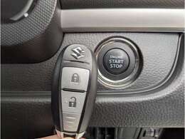 【スマートキー】ポケットやカバンに入れたまま、ドアの開閉やエンジン始動が可能なスマートキー。利便性とセキュリティの向上を実現し、ストレスフリーなカーライフを実現します。