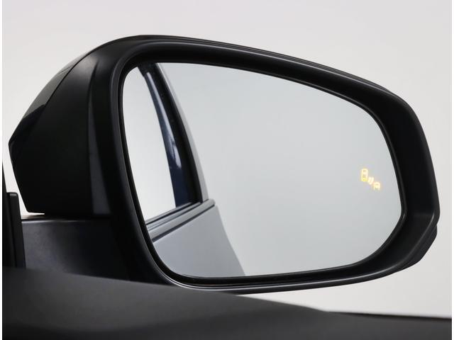 車体後部に内蔵されたセンサーによって、自車の後側方から接近する車両を検知。衝突の危険があるとシステムが判断した場合、ドアミラー内側のLEDインジケーターや警報音でドライバーに注意を促します。