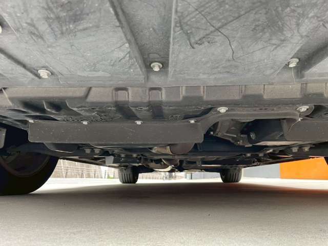 遠方のお客様は陸送にて販売したおクルマを納車しております。正直いって、これについては提携業者の金額をそのまま出しています。契約している数社から相見積もりをとって安い陸送業者をご案内しています。