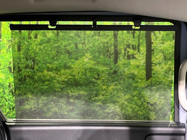 【ロールシェード】日差しや車外からの光が眩しいときにサッと引き出して使える、ロール格納タイプのサンシェードを装備。後席に乗ったお子様がウトウトしだした時など、ぜひご活用ください♪