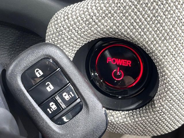 【Hondaスマートキー】カバンやポケットに入れたままでもドアの施錠・解錠が可能なスマートキーを装備。エンジンのオン・オフ時もカギを取り出す必要が無いからとっても便利です♪