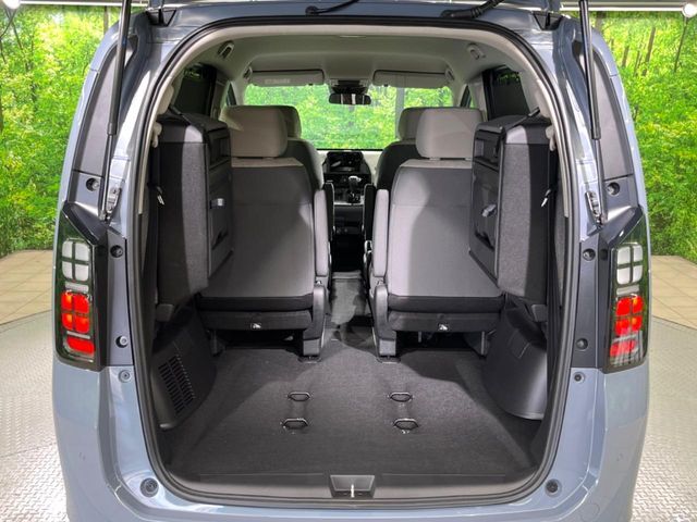 普段のお買い物や通勤、送迎等に十分な荷室スペースを確保しております。セカンドシートを倒すと、大きな荷物の積載も可能です♪