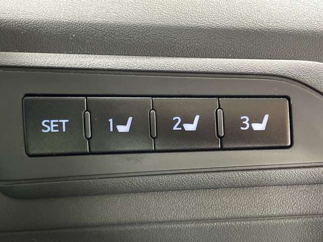 【運転席】座り心地が良いシートなので長時間の運転でも快適にお過ごしいただけます。新品のフロアマットのご注文も可能です。掲載箇所以外にご希望の写真がございましたらお気軽にお問い合わせ下さい。