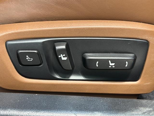 パワーシートとは電動モーターで調整可能なシートのことです。 装備されているシートによって調整可能な箇所が異なり標準的なものは6way（6方向）となっています。