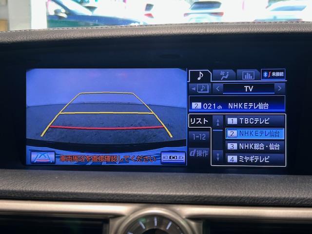 後退時に車両の後ろ側をモニター画面に表示します。車庫入れなどでバックする際に後方確認ができて便利です。車庫入れが苦手な人もこれで安心です♪