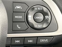 【レーダークルーズコントロール】高速道路での長距離走行が楽に！！自動で速度を保つクルーズコントロールが、衝突軽減システムと連携し、前方の車両を感知して車間を保つように速度調節してくれます！！