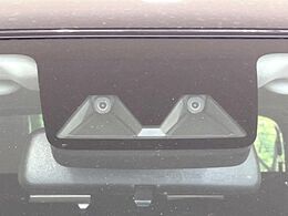 【スマートアシスト】走行中に前方の車両等を認識し、衝突しそうな時は警報とブレーキで衝突回避と被害軽減をアシスト。より安全にドライブをお楽しみいただけます。