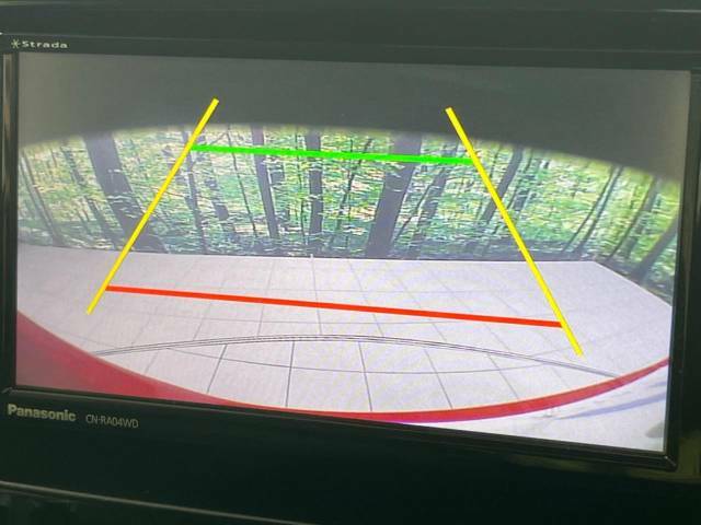 【バックカメラ】駐車時に後方がリアルタイム映像で確認できます。大型商業施設や立体駐車場での駐車時や、夜間のバック時に大活躍！運転スキルに関わらず、今や必須となった装備のひとつです！