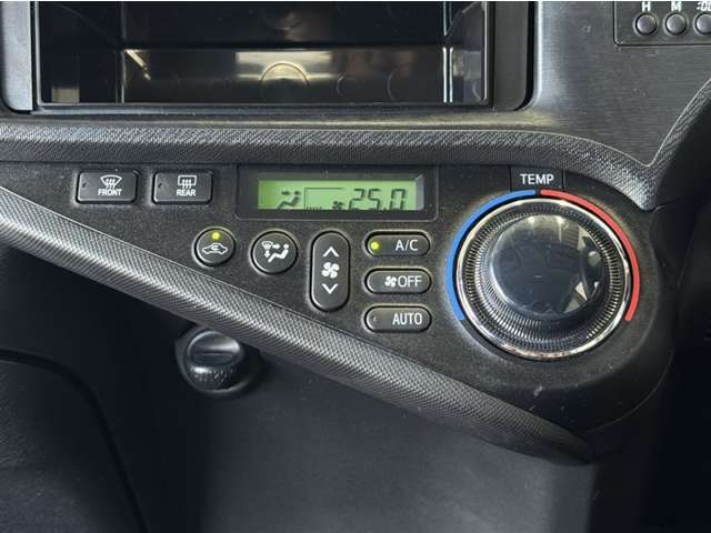 お好みの温度に設定すれば、車内の温度を検知し自動で調整してくれるオートエアコン！暑い、寒いと何度もスイッチを操作しなくても済みます☆☆