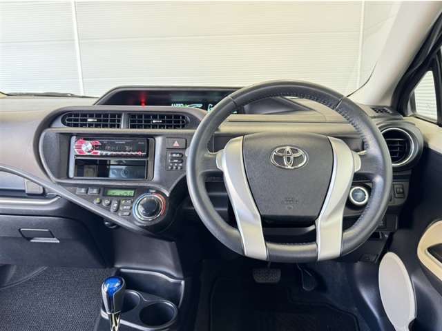 シンプルな運転席周りです。インパネ周りの各操作スイッチ類も使いやすいよう配置されています！