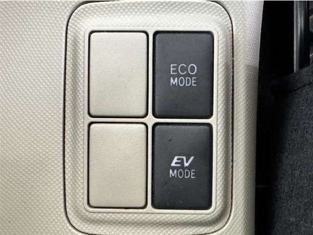 ハイブリット車は走行モードを選択することができます。燃費重視の時は「ECOモード」、モーターのみで静かに走る時は「EVモード」と道路状況に応じて使い分け出来ます。