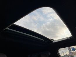 【サンルーフ】開放感たっぷりの希少装備、サンルーフが装着されています！車内に明かりを取り入れたり景色を楽しむ以外にも、車内の空気も簡単に換気できて快適です！