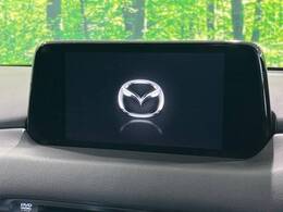 【マツダコネクトナビ】車内の雰囲気にマッチした一体型タイプのナビ。各種車輌設定やBluetooth再生等、様々な機能が楽しめます。直感的なダイヤル操作が可能で、使い勝手も良好です。