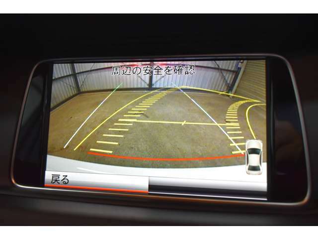 後退時にハンドルの切れ角から、進行方向を予測するガイドライン付き純正バックカメラ・縦列駐車もアシストします。