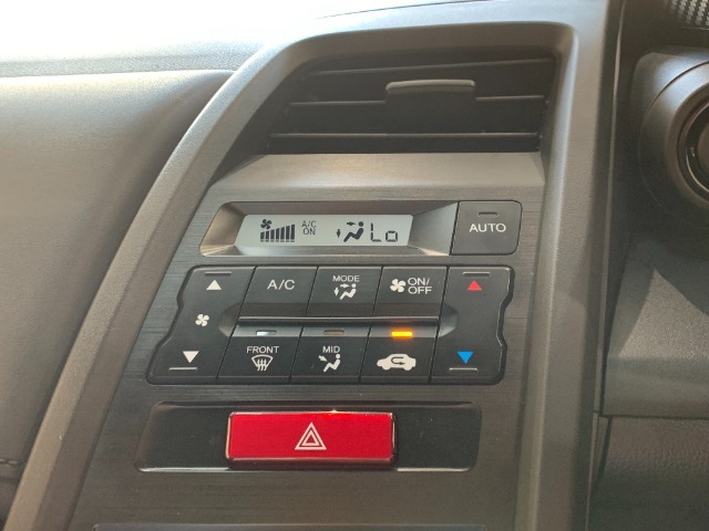 オートエアコンが車内を快適な温度に保ちながらドライブが出来ます！！