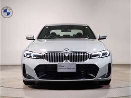 【キドニーグリル】BMWは約90年もの間、ほぼ全ての車両にひと目でBMWだと分かるこの特徴的なフロントグリルが備えられ、デザイン・アイコンとして親しまれてきました。