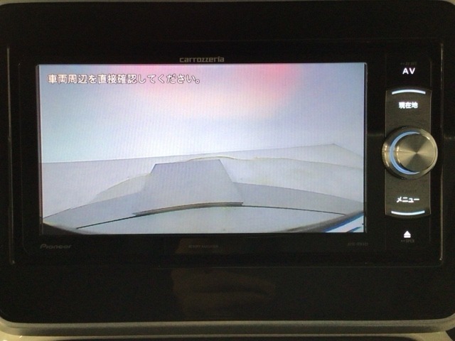 【バックカメラ】運転が苦手な方も車庫入れラクラクです！ギアをリバースに入れれば自動的に切り換わりますので、面倒な操作は不要です♪狭い駐車場もお車を傷つけず安心ですね！