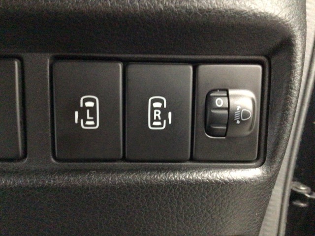 【両側パワースライドドア】両側がパワースライドドアになっており、運転席のスイッチやスマートキーでも開閉が可能です！開口部も広いので乗り降りも楽々♪