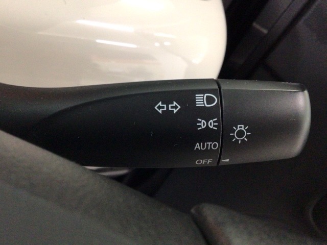 【オートライト】オートライトコントロールスイッチが装備されています　周囲の明るさに応じて自動でヘッドライトの点灯・消灯を行います。ものすごく便利です♪