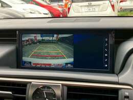 【バックモニター】を装備しております。リアカメラの映像がカラーで映し出されますので日々の駐車も安心安全です。