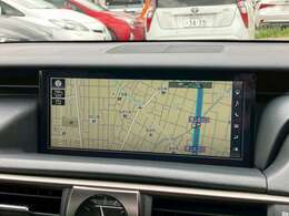 【純正ナビ】装備です！フルセグテレビやBluetoothオーディオ接続、DVD再生など多彩な機能を併せ持っており、インパネ周りがすっきりしてますね！