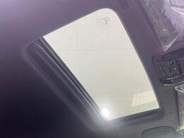 【サンルーフ】開放感たっぷりの希少装備、サンルーフが装着されています！車内に明かりを取り入れたり景色を楽しむ以外にも、車内の空気も簡単に換気できて快適です！