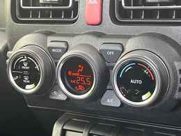 【オートエアコン】一度お好みの温度に設定すれば、車内の温度を検知し風量や温度を自動で調整。暑い…寒い…と何度もスイッチ操作をする必要はありません。快適な車内空間には必須の機能ですね♪