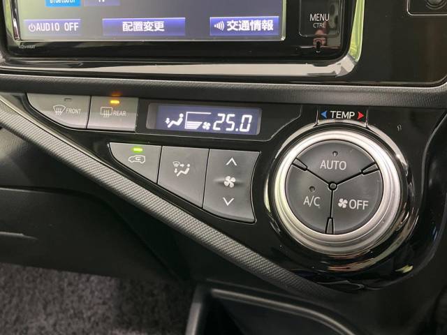 【オートエアコン】一度お好みの温度に設定すれば、車内の温度を検知し風量や温度を自動で調整。暑い…寒い…と何度もスイッチ操作をする必要はありません。快適な車内空間には必須の機能ですね♪