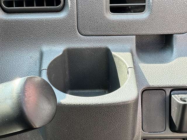 純正装備のドリンクホルダーです。エアコンルーパーに引っ掛ける不安定なホルダーとは違い、多少重さのあるペットボトルでもしっかり支えることができます。