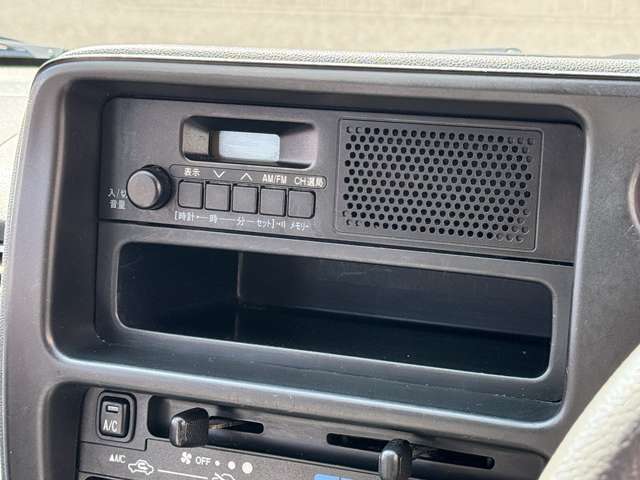 スピーカー内蔵のラジオです。動作確認済みです。オーディオやナビへの換装も可能です。スタッフまでお問合せください。