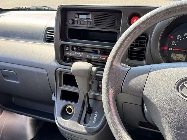 中央部となるセンターコンソールにはナビやエアコン操作パネルが御座います。中古車ですので使用感はありますが、丁寧に清掃してきれいな状態にしております。